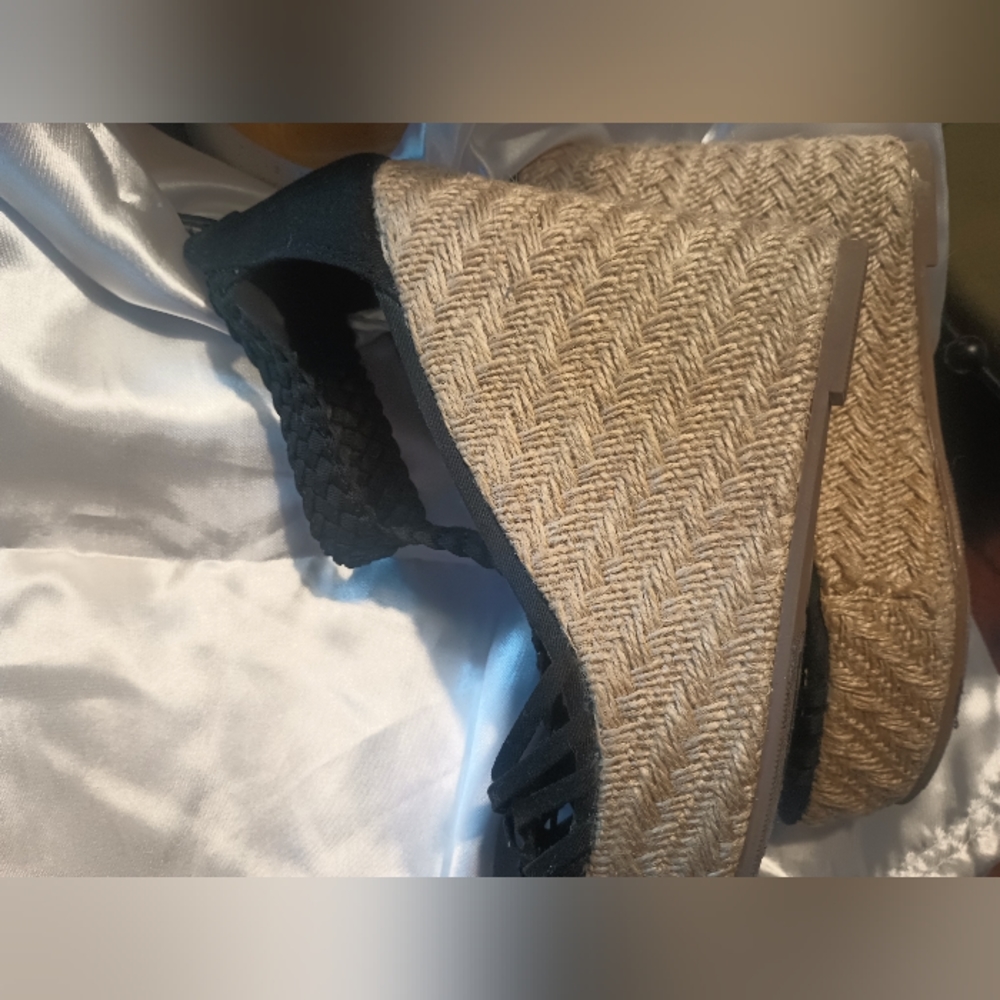 Like New Black&Straw like Material Wedges - Picture 7 of 7